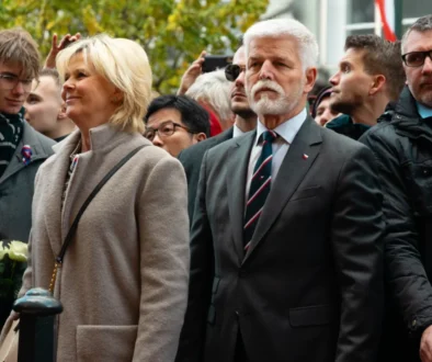 Prezident Petr Pavel stojí vedle své manželky.