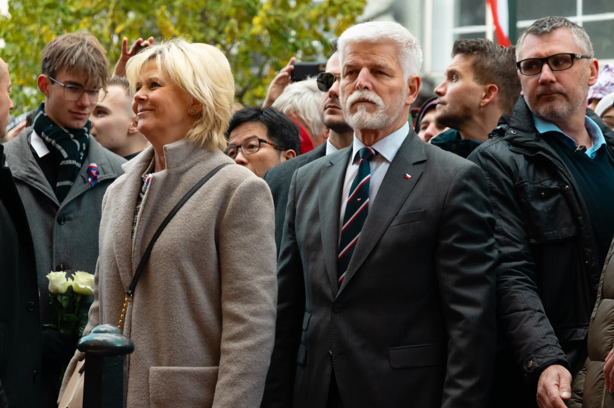 Prezident Petr Pavel stojí vedle své manželky.