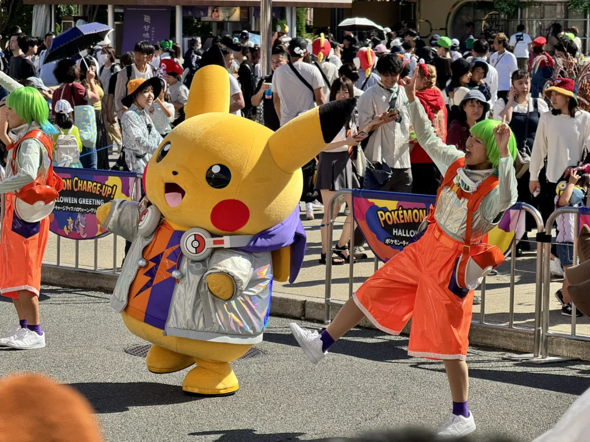 Pikachu tančí v ulicích.