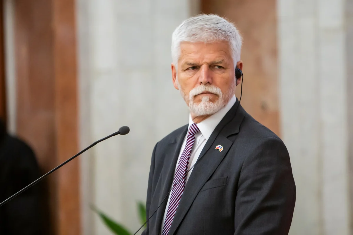 Petr Pavel stojí u mikrofonu.