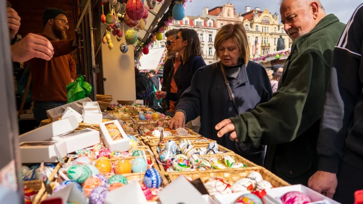Lidé na velikonočních trzích.