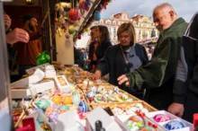 Lidé na velikonočních trzích.