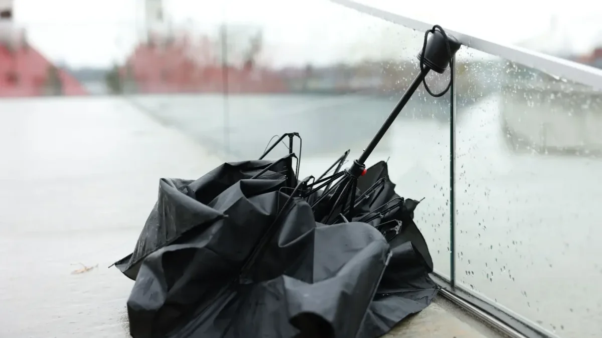 rozbitý deštník v dešti