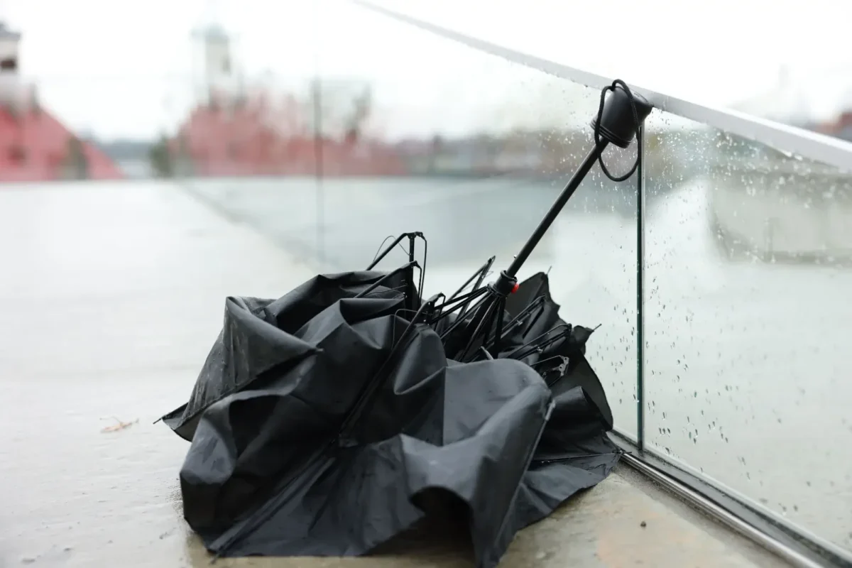 rozbitý deštník v dešti