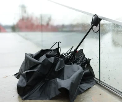 rozbitý deštník v dešti