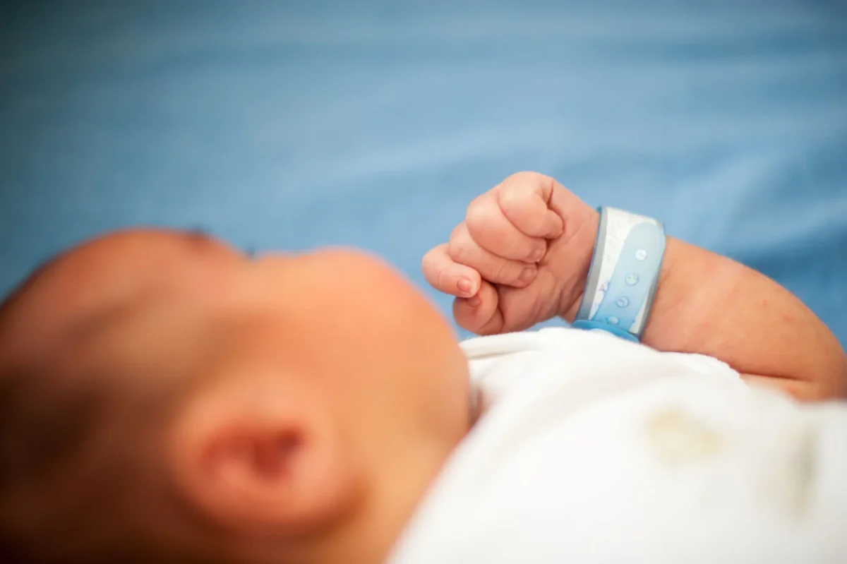 malý chlapec se štítkem na jméno