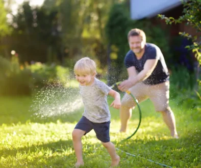 otec se synem dovádějí na zahradě