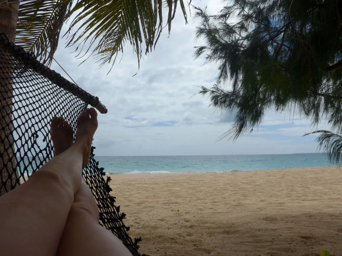 hamaka | TVGURU.cz slečna lenošící v hamace na pláži