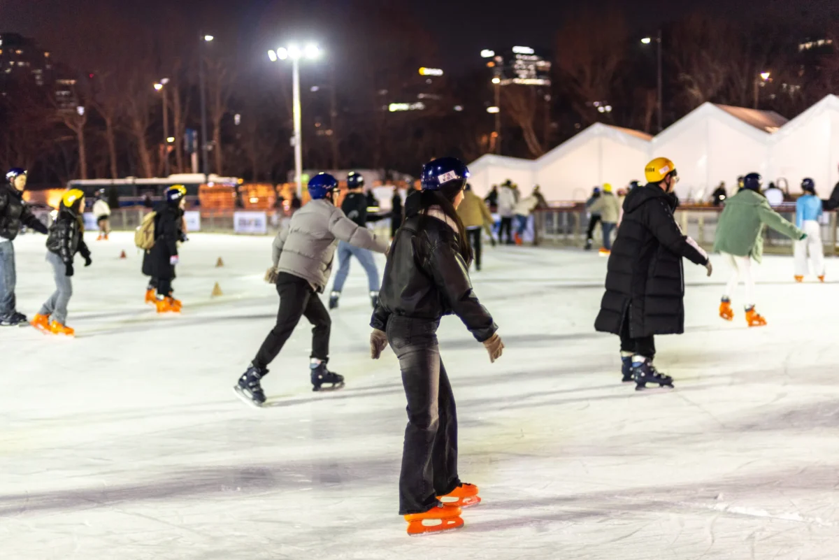 Patříte mezi aktivní bruslaře? Zdroj: Shutterstock | TVGURU.cz Lidé bruslící na ledě.