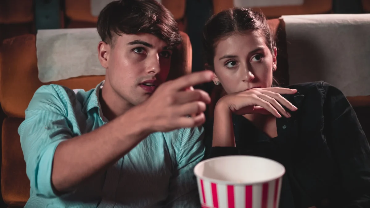 shutterstock_1702169410 | TVGURU.cz Lidé si povídají v kině.