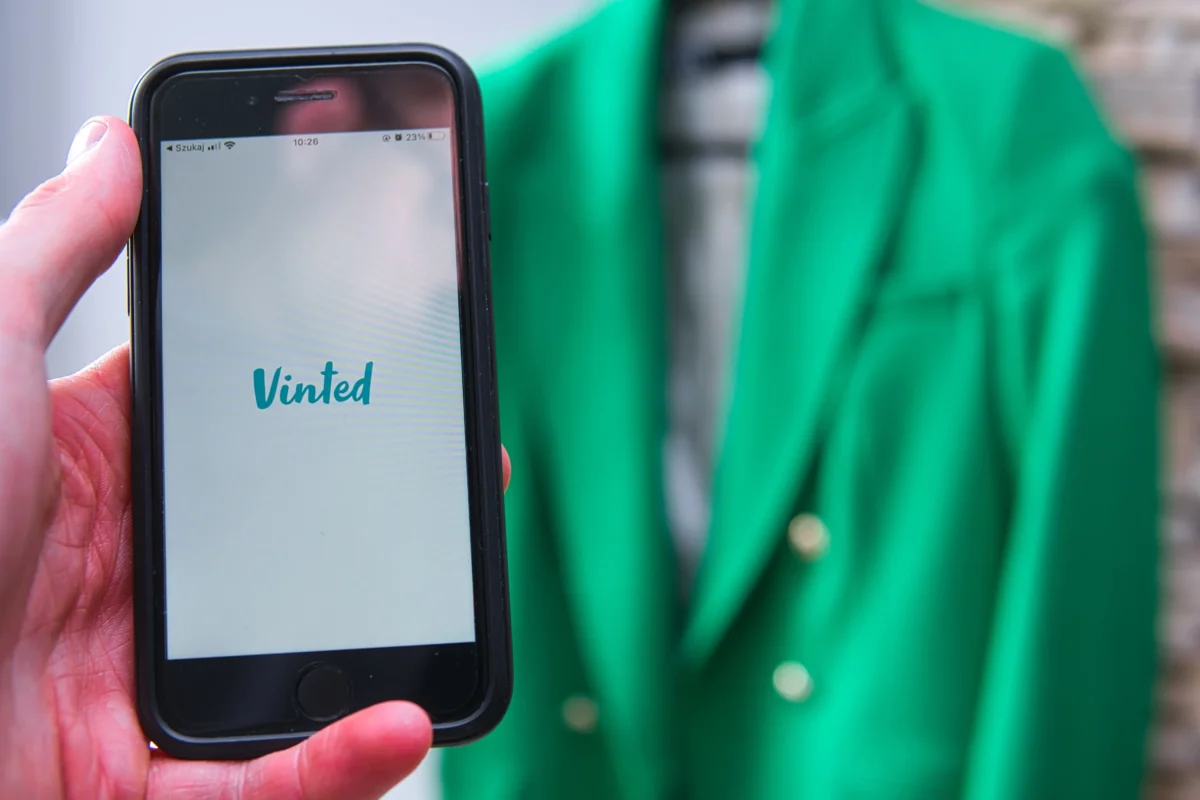 Před sakem je mobil s Vinted. 