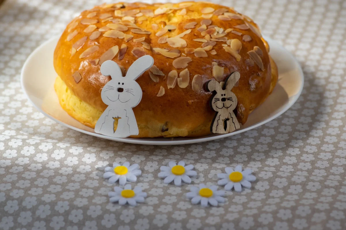 Na stole je nandaný mazanec.