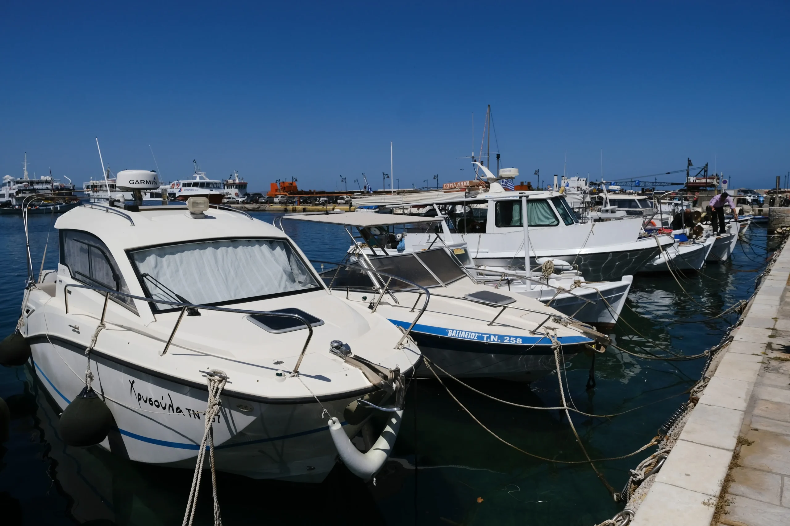 shutterstock_2475327387 1 | TVGURU.cz Lodě v přístavu