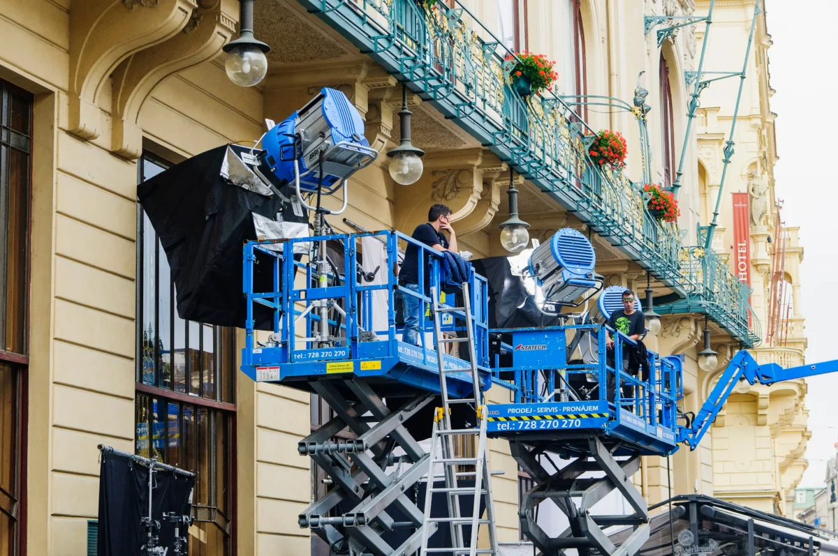 shutterstock_1064705021 1 | TVGURU.cz lidé na plošinách