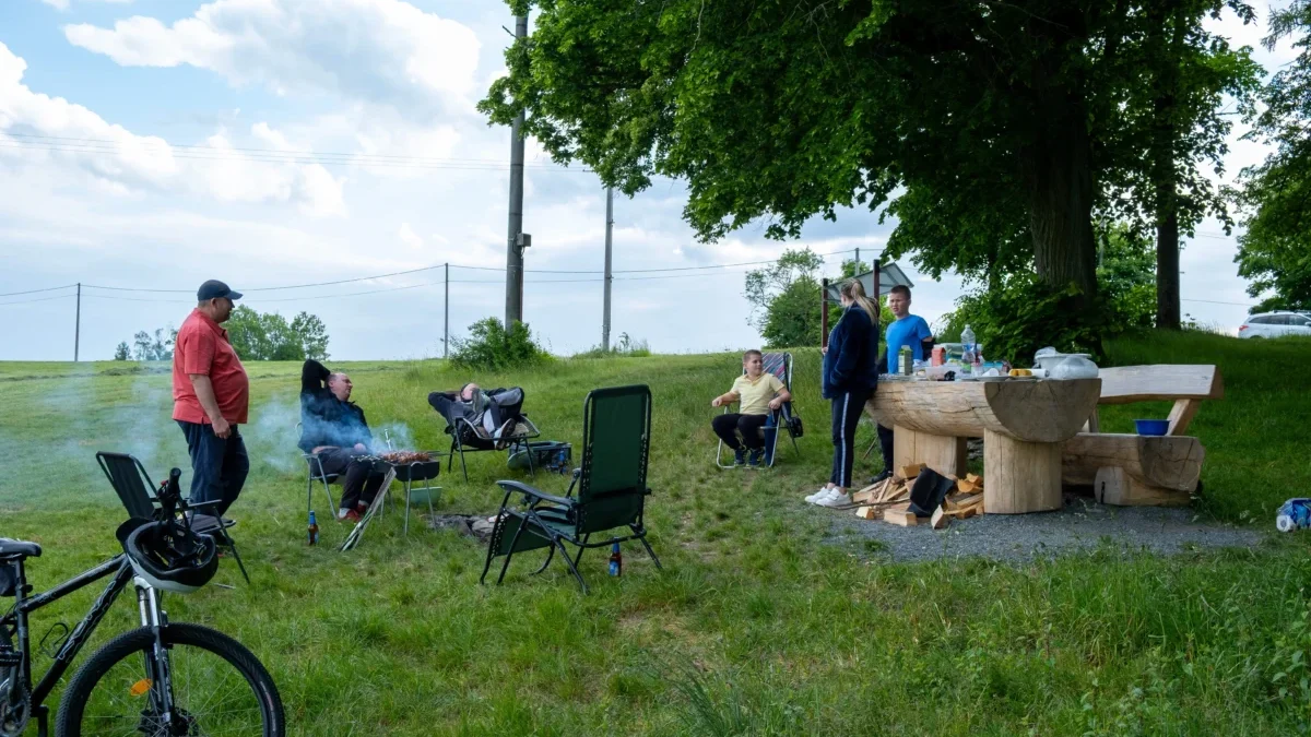 lidé sedící u ohně