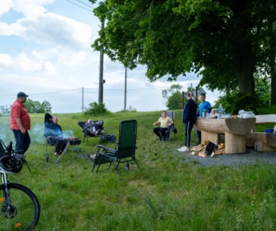 lidé sedící u ohně