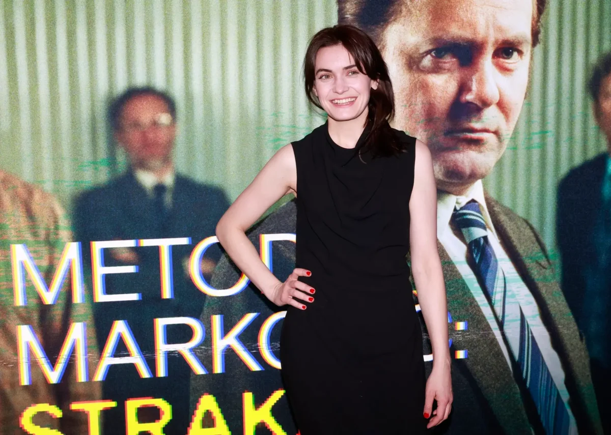 Sarah Haváčová se usmívá. 