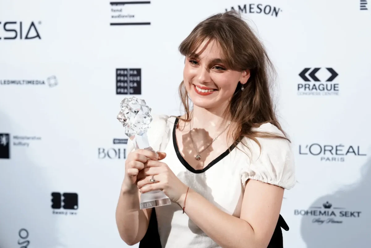 profimedia-1083504296 | TVGURU.cz Kateřina Falbrová v ruce drží ocenění.