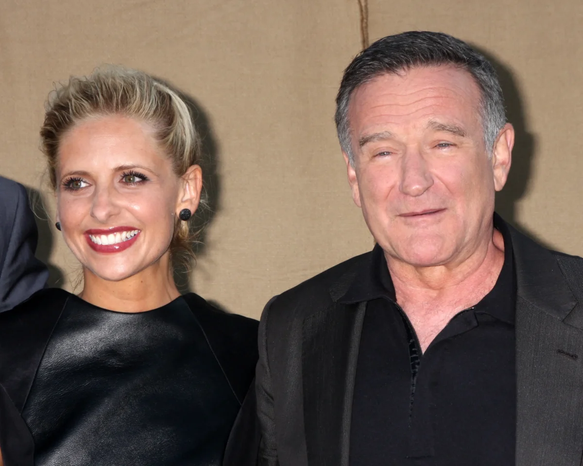 Robin Williams stojí vedle ženy.