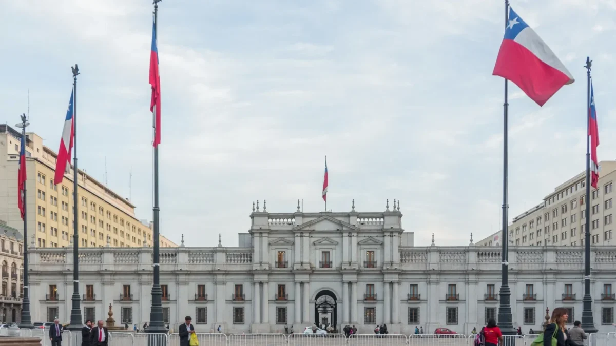 Před budovou v Chile vlají vlajky.