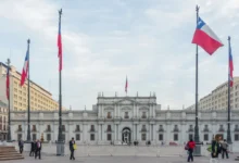 Před budovou v Chile vlají vlajky.