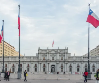 Před budovou v Chile vlají vlajky.