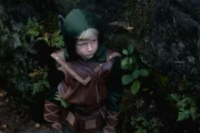Malý chlapec je oblečený jako Robin Hood.