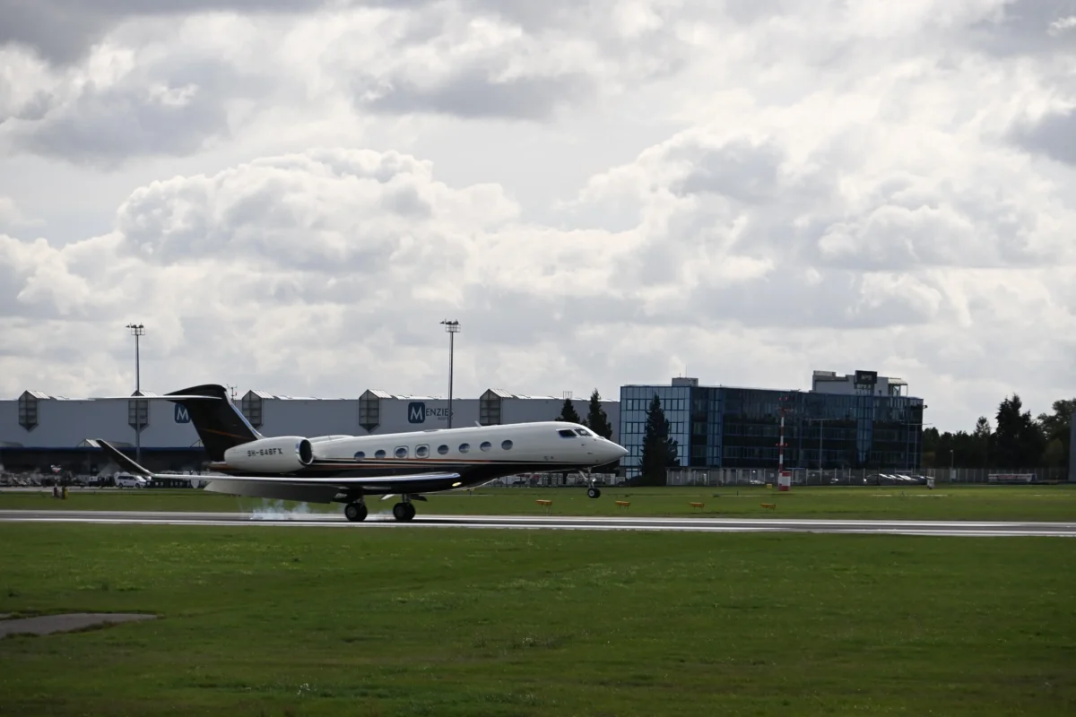 shutterstock_2680253583-2 | TVGURU.cz Letadlo v Praze na ranveji