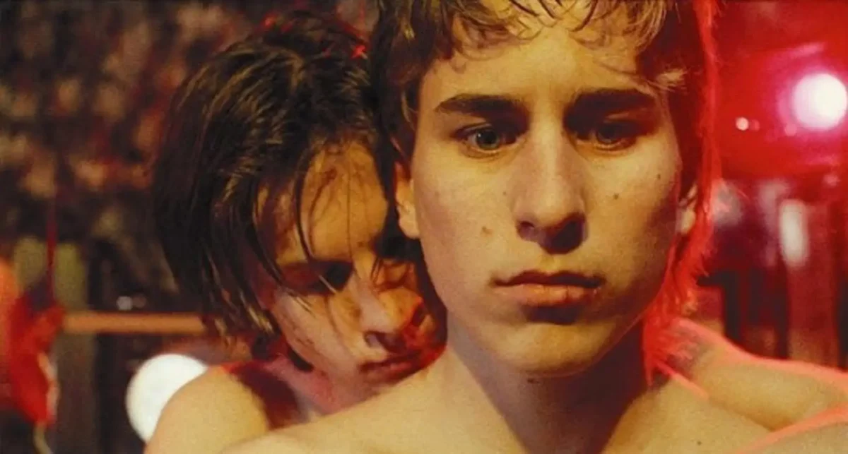 Devadesátkový film bude rozporuplné reakce i mezi českými diváky. Zdroj: Kinobox