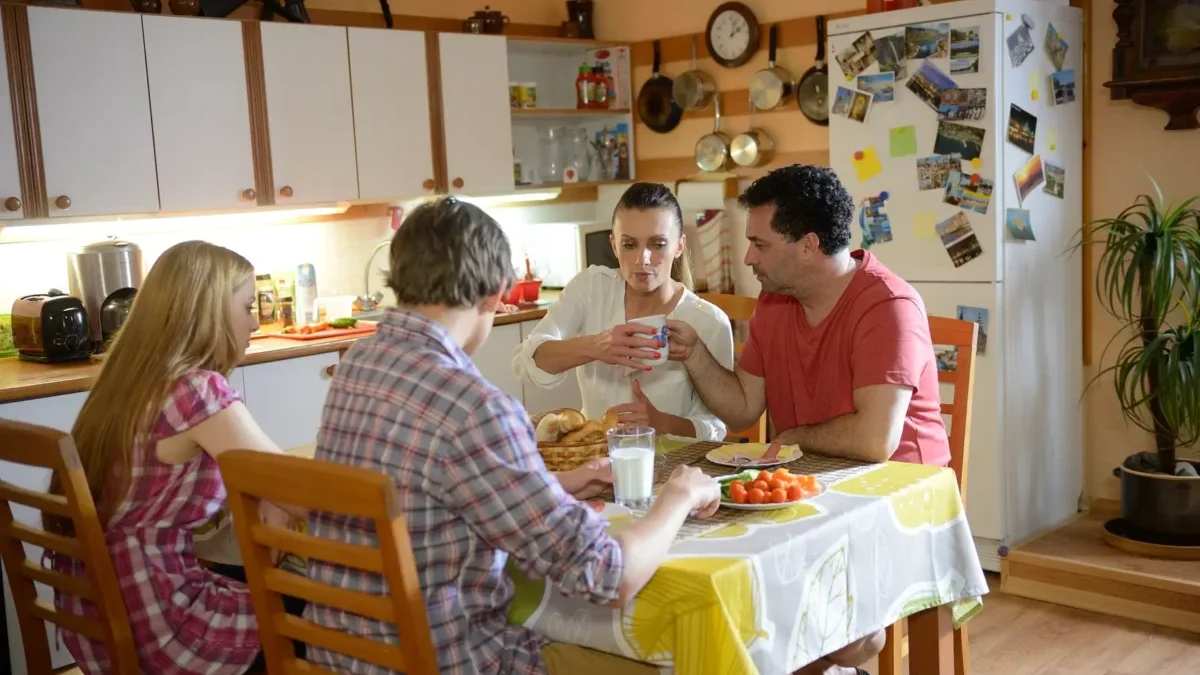 Snídaně v Kameňáku nebývaly zrovna příkladem zdravého jídla. Zdroj: Profimedia