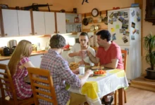 Snídaně v Kameňáku nebývaly zrovna příkladem zdravého jídla. Zdroj: Profimedia