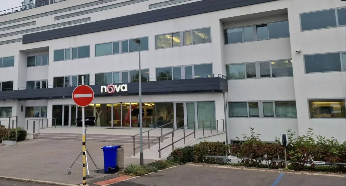 tv nova budova vyfocená z venku