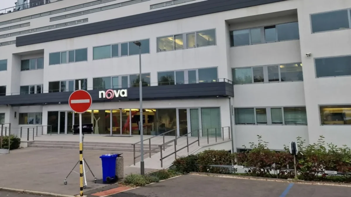 tv nova budova vyfocená z venku