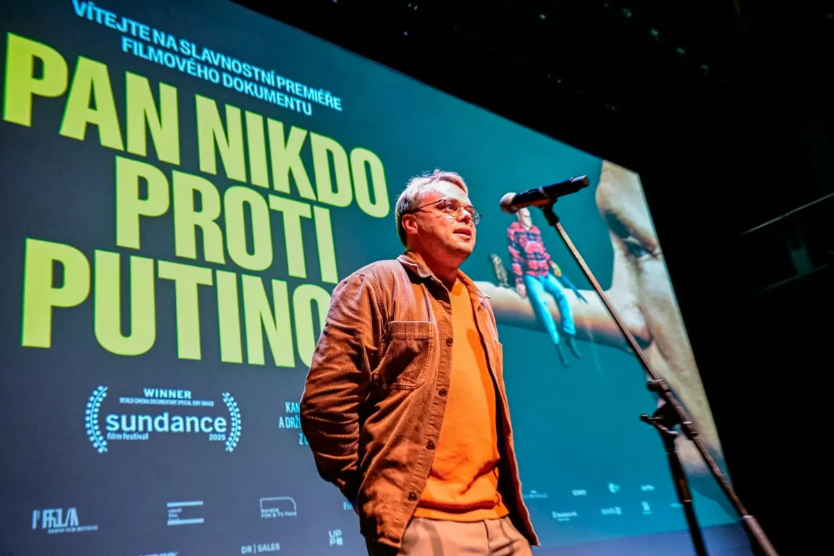 muž na pódiu s mikrofonem