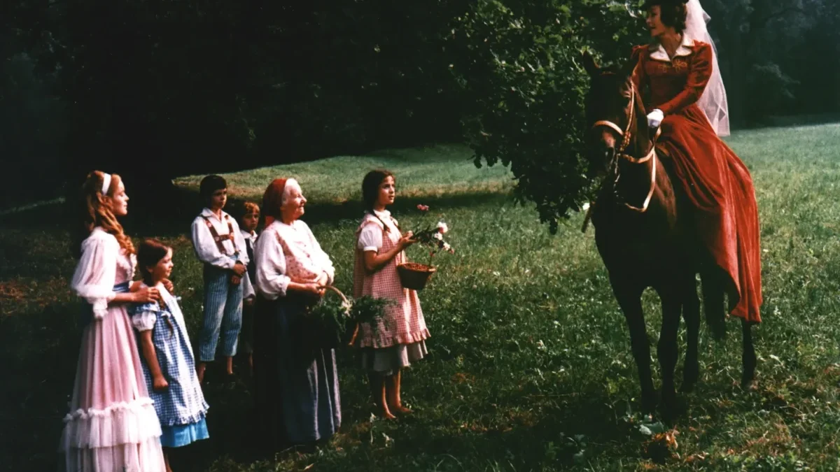 Zleva: Magda Vášáryová, Lenka Kolegarová, Erik Pardus, Jaroslav Moučka ml., Jarmila Kurandová, Libuše Šafránková, Květa Fialová, FOTO: Filmové studio Barrandov / Josef Vítek / Distribuce Česká televize
