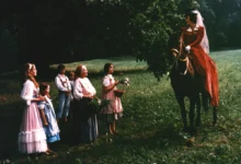 Zleva: Magda Vášáryová, Lenka Kolegarová, Erik Pardus, Jaroslav Moučka ml., Jarmila Kurandová, Libuše Šafránková, Květa Fialová, FOTO: Filmové studio Barrandov / Josef Vítek / Distribuce Česká televize