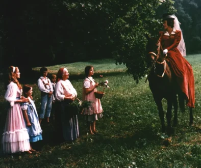 Zleva: Magda Vášáryová, Lenka Kolegarová, Erik Pardus, Jaroslav Moučka ml., Jarmila Kurandová, Libuše Šafránková, Květa Fialová, FOTO: Filmové studio Barrandov / Josef Vítek / Distribuce Česká televize