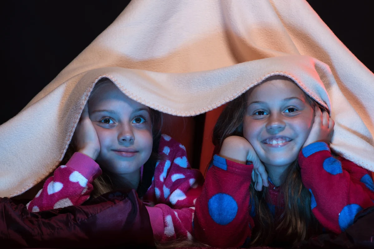 Děti sledující televizi.