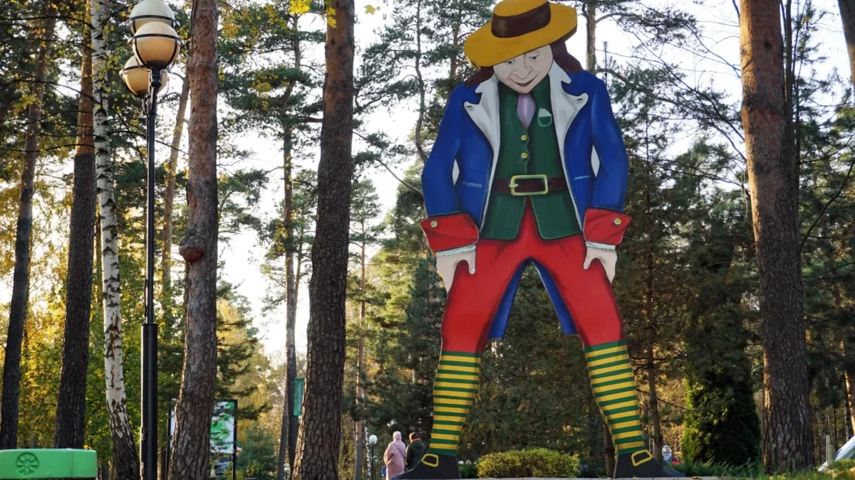 Gulliverova postava stojí v parku.