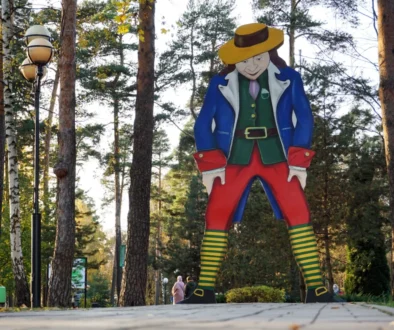 Gulliverova postava stojí v parku.