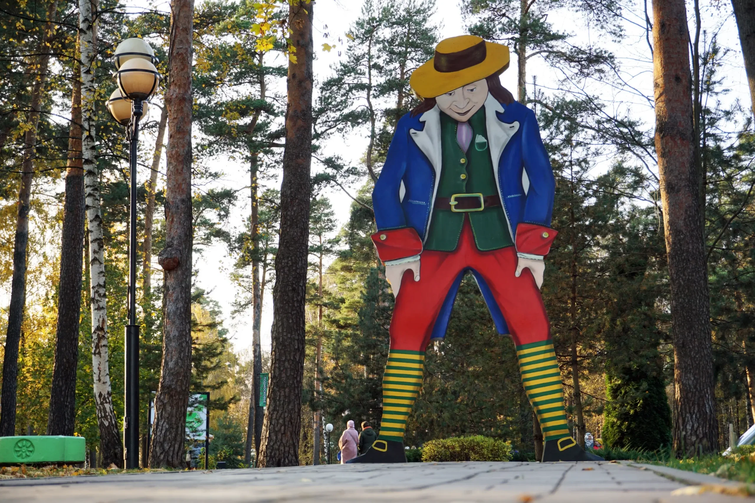 Gulliverova postava stojí v parku.