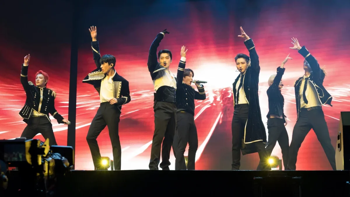 K-pop skupina vystupuje na pódiu.