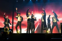 K-pop skupina vystupuje na pódiu.
