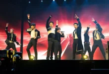 K-pop skupina vystupuje na pódiu.