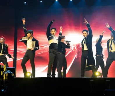 K-pop skupina vystupuje na pódiu.