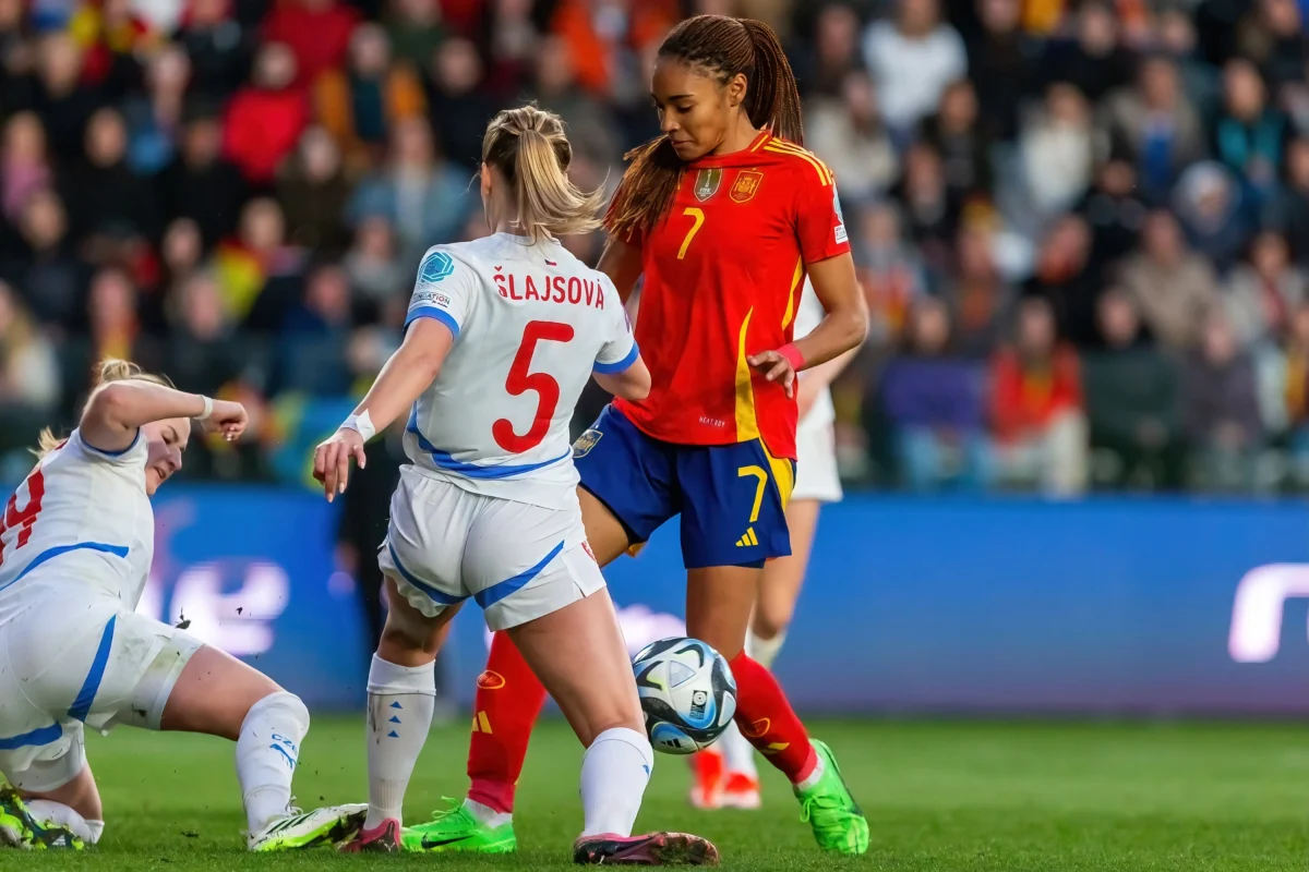 Češky hrají proti Španělkám fotbal.