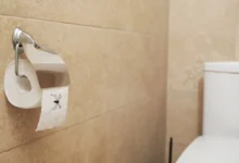 Na toaletním papíru je pavouk.