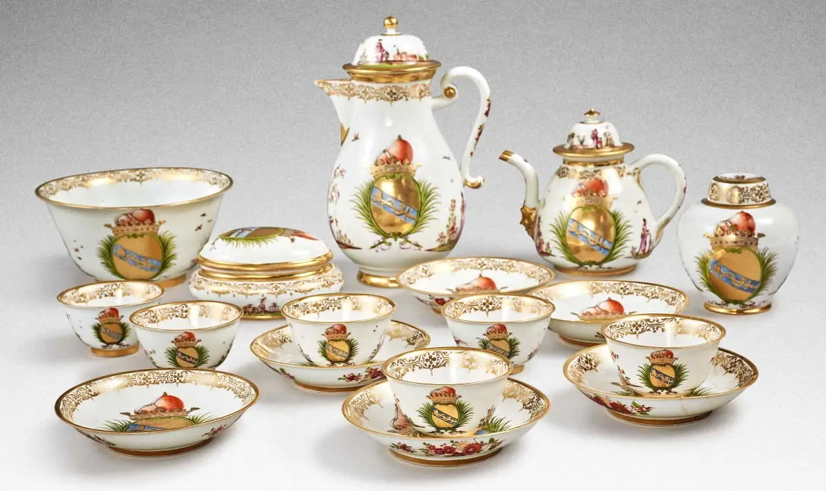 čajový servis z porcelánu