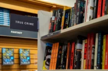 knihy v polici