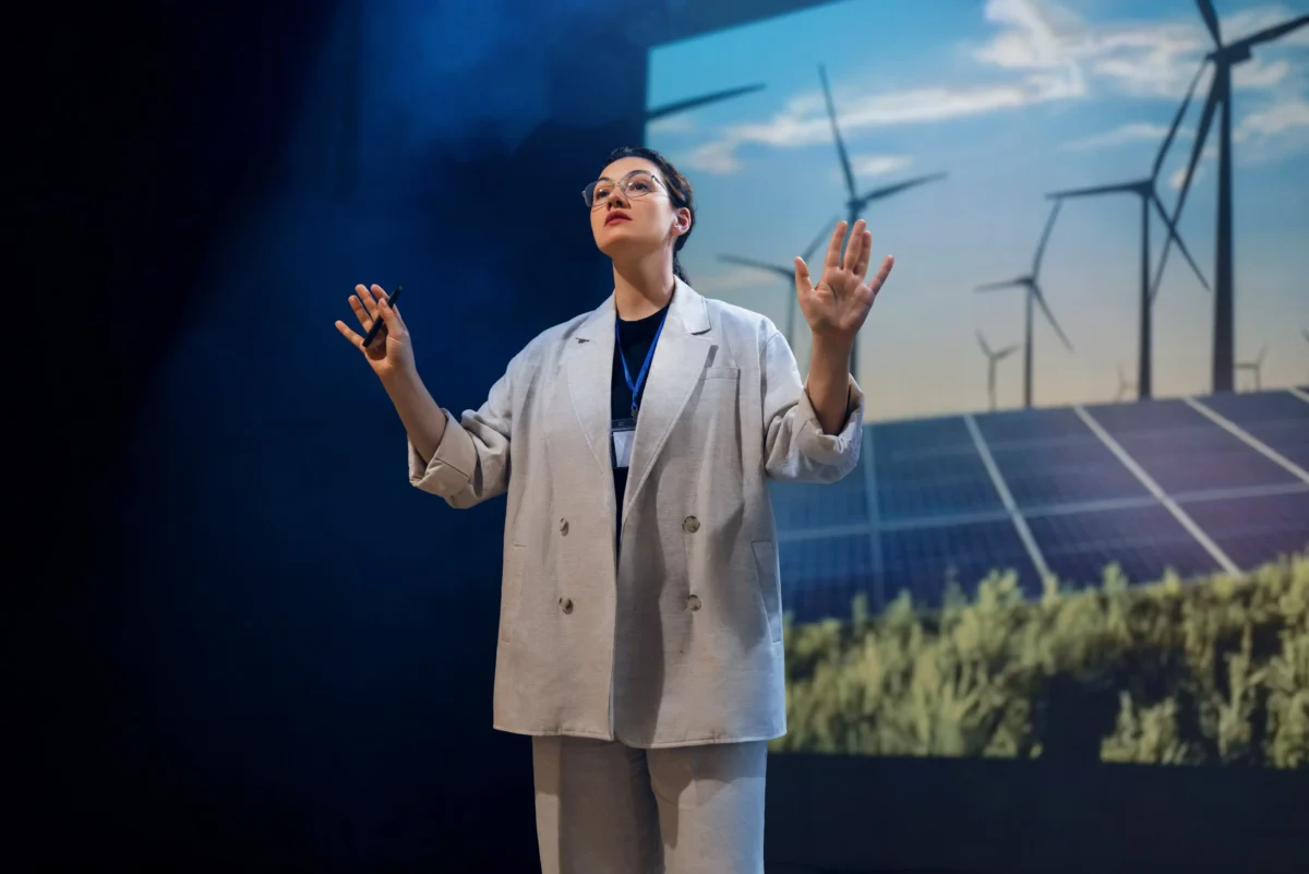 Žena přednášející na konferenci.
